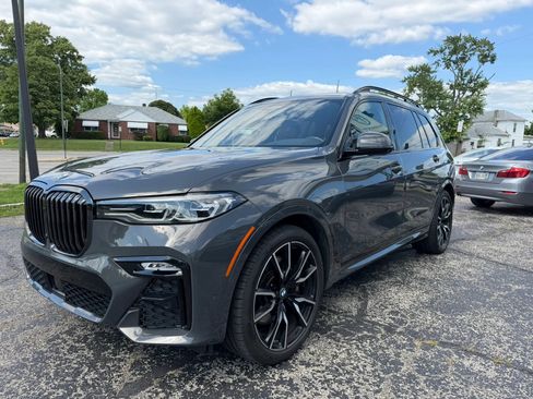Used 2022 BMW X7 xDrive40i w/ M Sport Package AWD/4WD image 4