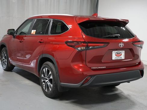 Certified 2025 Toyota Highlander XLE AWD/4WD image 6