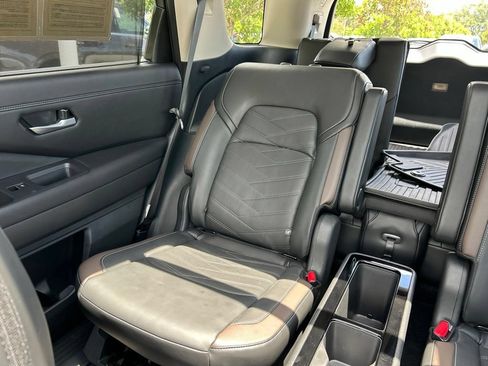 Used 2025 Nissan Pathfinder Platinum FWD image 12