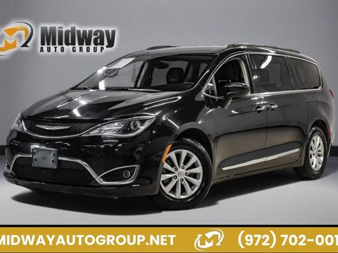 Used 2017 Chrysler Pacifica Touring-L FWD image 1