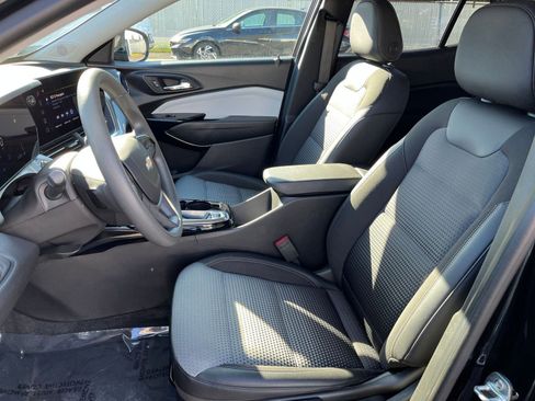 Used 2025 Chevrolet Trax LT image 35