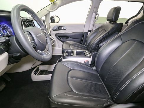 Used 2024 Chrysler Pacifica Touring-L FWD image 40