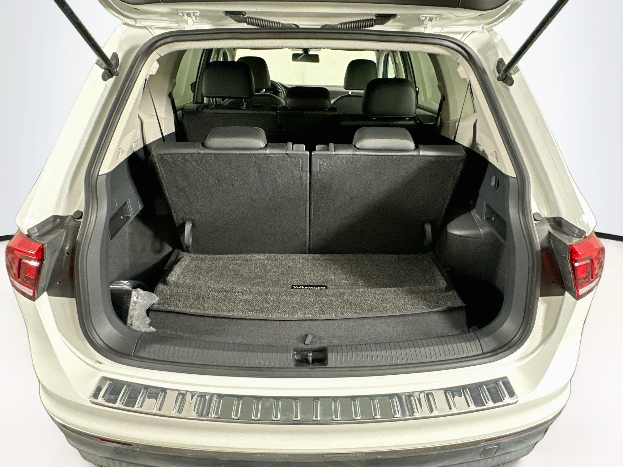 Used 2020 Volkswagen Tiguan SE FWD image 27