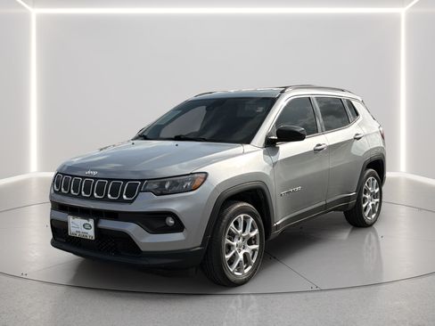 Used 2022 Jeep Compass Latitude AWD/4WD image 9