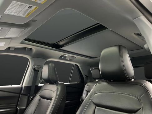 Used 2022 Ford Explorer XLT image 7