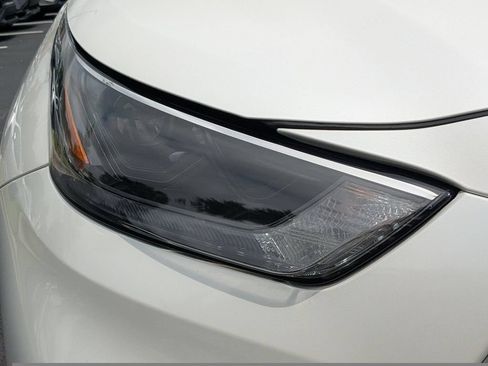 Used 2024 Toyota Highlander XLE FWD image 12