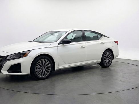 Used 2025 Nissan Altima 2.5 SV image 3