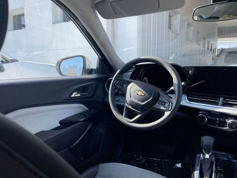 Used 2025 Chevrolet Trax LT image 32