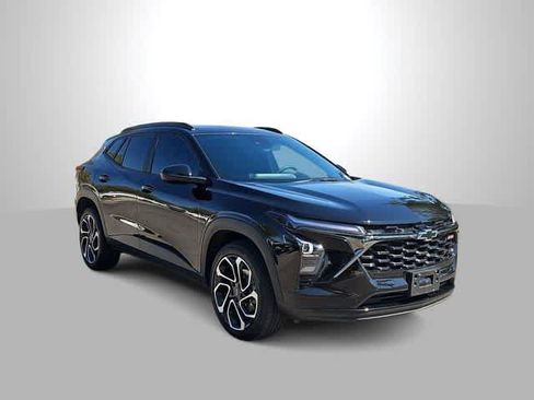 Used 2025 Chevrolet Trax RS w/ Sunroof Package image 2