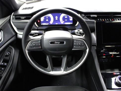 New 2025 Jeep Grand Cherokee Altitude image 12