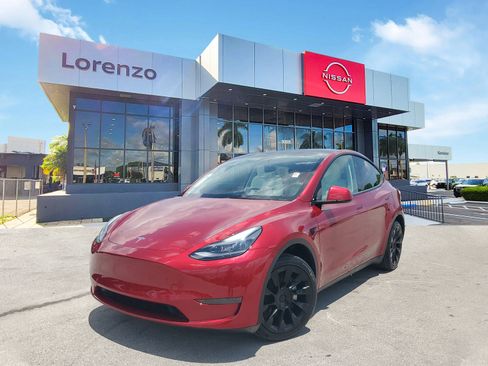 Used 2024 Tesla Model Y Long Range RWD image 1
