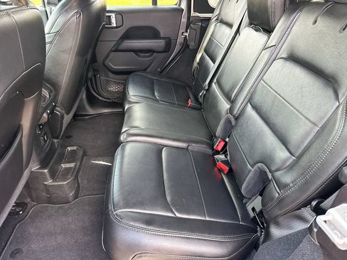 Used 2022 Jeep Wrangler Unlimited Sahara AWD/4WD image 20
