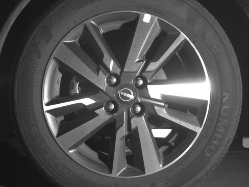 Used 2025 Nissan Versa SV image 12