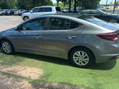 Used 2019 Hyundai Elantra SE FWD image 4