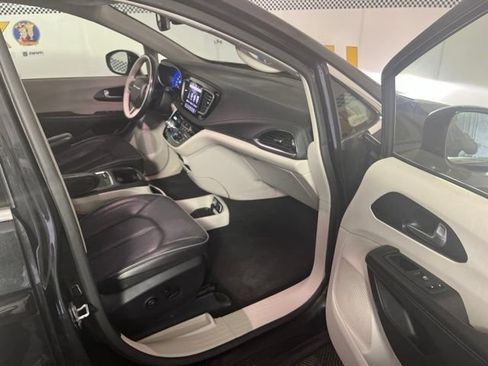 Used 2020 Chrysler Pacifica Limited FWD image 36