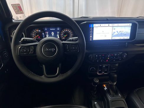 Used 2025 Jeep Gladiator Sport AWD/4WD image 3