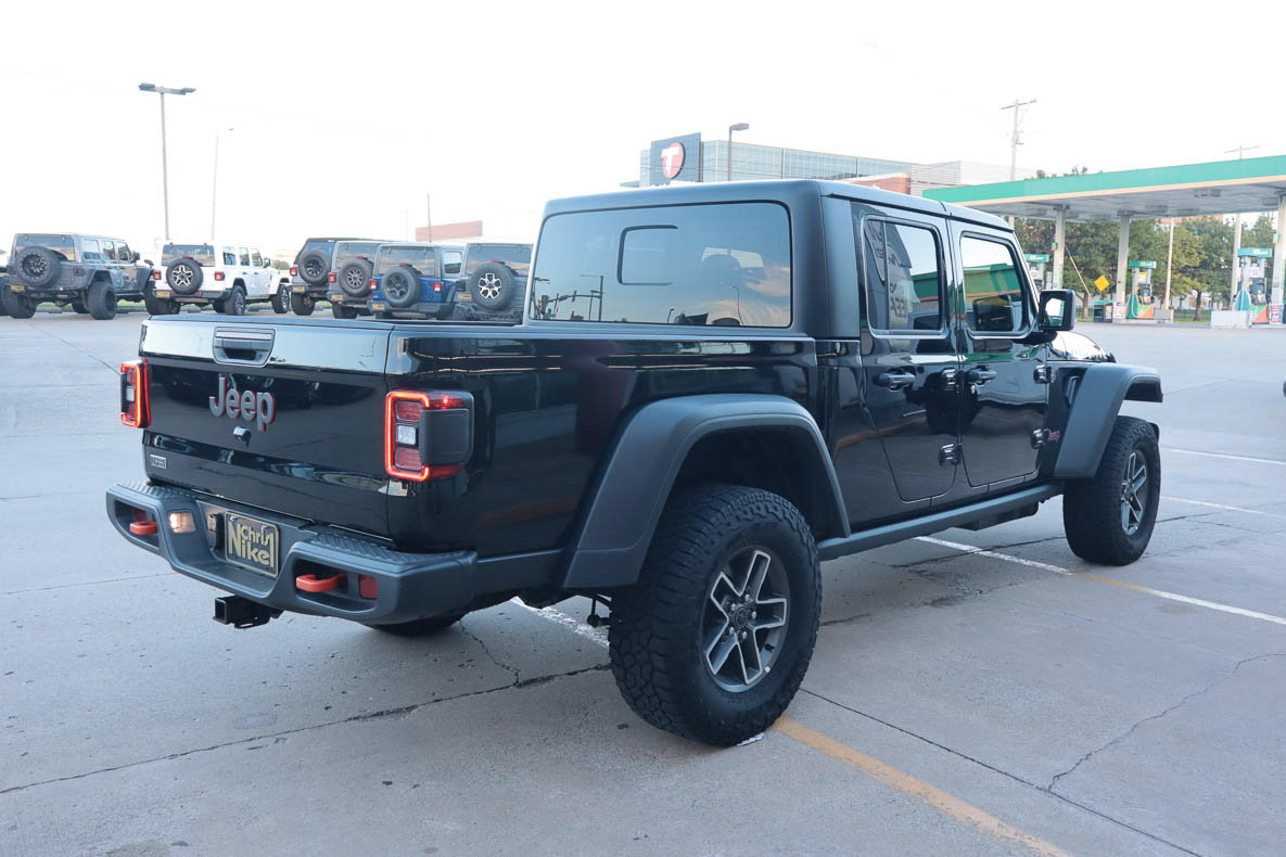 Used 2026 Jeep Gladiator Mojave AWD/4WD image 5