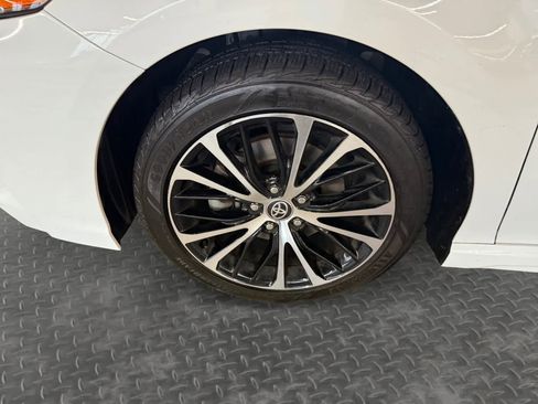 Used 2020 Toyota Camry SE w/ Convenience Package FWD image 9