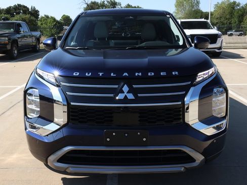 Used 2025 Mitsubishi Outlander SE FWD image 2