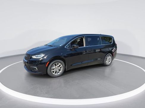 Used 2024 Chrysler Pacifica Touring-L FWD image 4