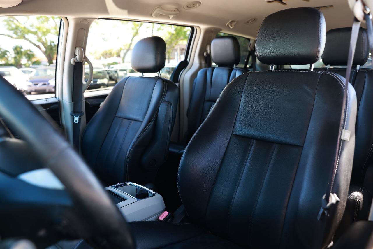 Used 2015 Chrysler Town & Country Touring FWD image 6