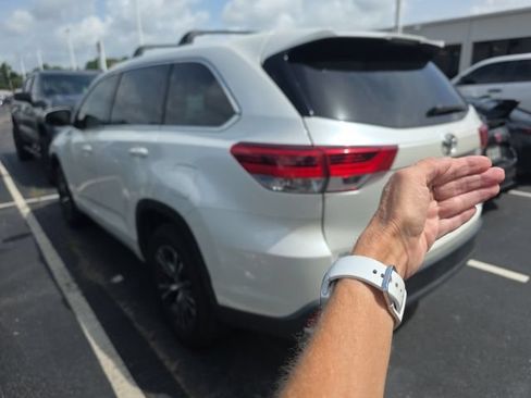 Used 2018 Toyota Highlander LE FWD image 6