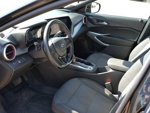 Used 2025 Chevrolet Trax RS w/ Sunroof Package FWD image 9