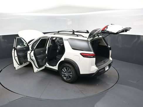Used 2022 Nissan Pathfinder SV FWD image 2