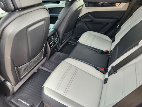 Used 2024 Porsche Cayenne image 37