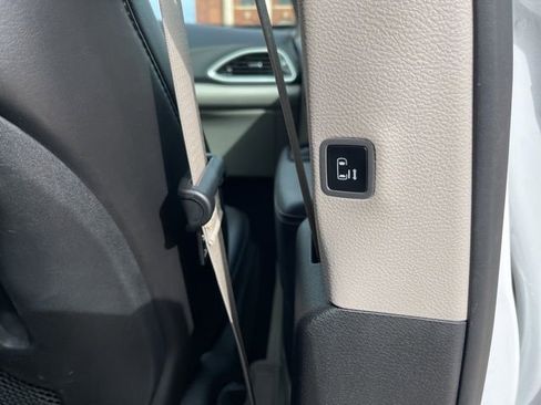 Used 2024 Chrysler Pacifica Touring-L image 26