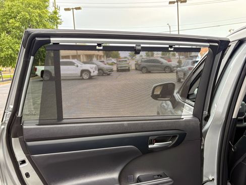 Used 2024 Toyota Highlander XLE AWD/4WD image 24