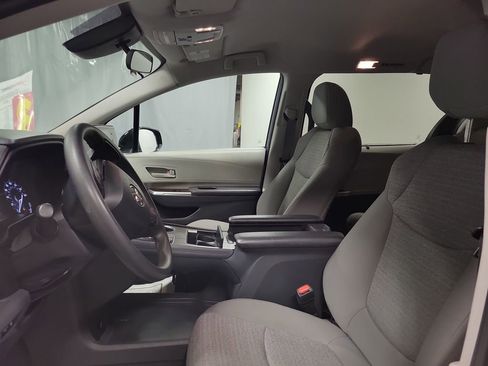 Used 2022 Toyota Sienna LE image 12