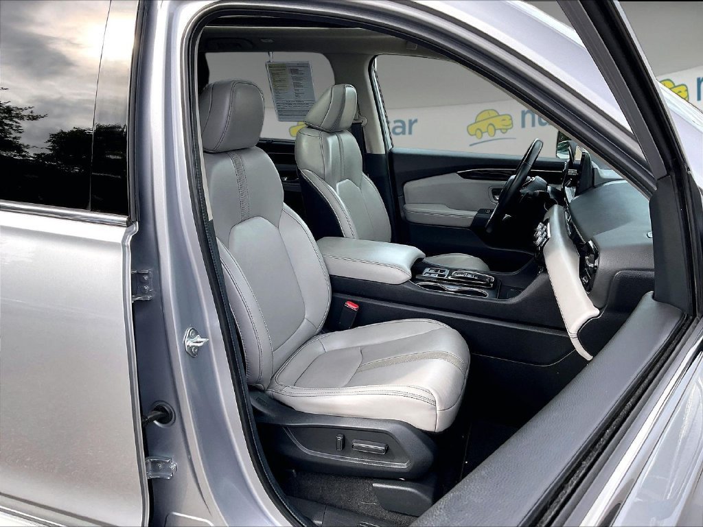 Used 2024 Honda Pilot Touring image 11