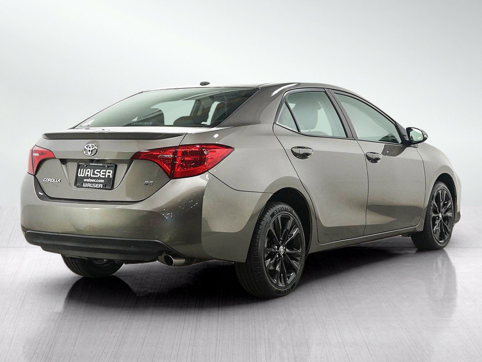 Used 2018 Toyota Corolla SE w/ SE Premium Package FWD image 5