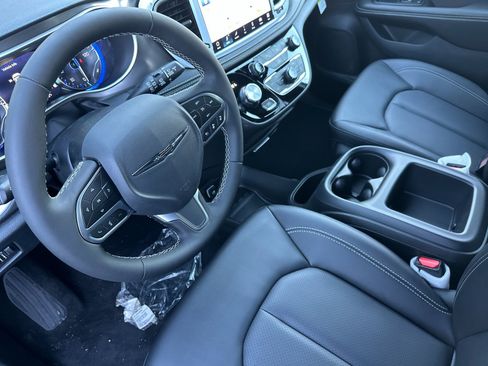 New 2026 Chrysler Pacifica Select image 10