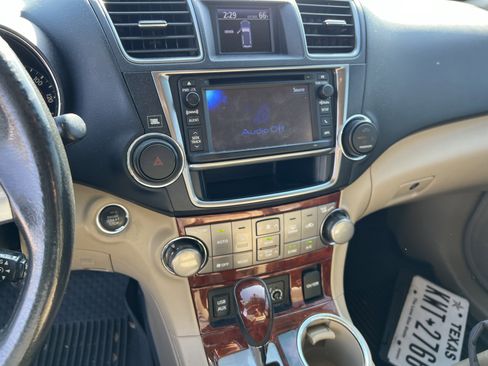 Used 2013 Toyota Highlander Limited image 25