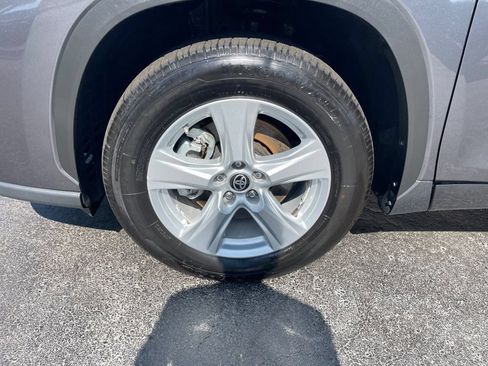Used 2025 Toyota Highlander LE FWD image 8