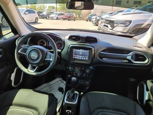 Used 2018 Jeep Renegade Latitude FWD image 4