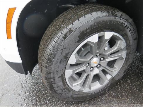 New 2026 Chevrolet Suburban LS image 16