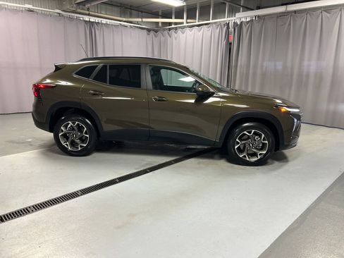 Used 2024 Chevrolet Trax LT w/ Sunroof Package image 8