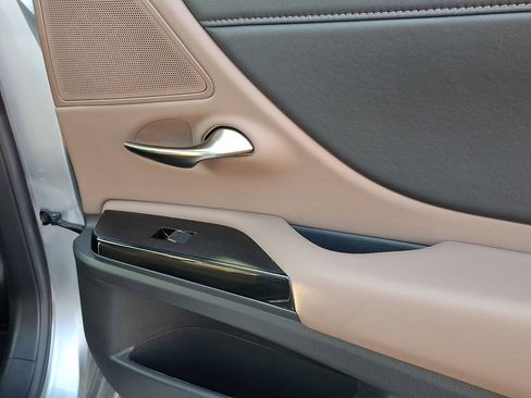 Used 2025 Lexus ES 350 w/ Premium Package image 14