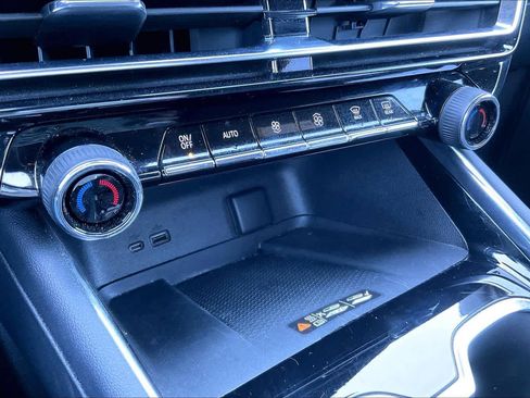 Certified 2025 Chevrolet Traverse LT image 33