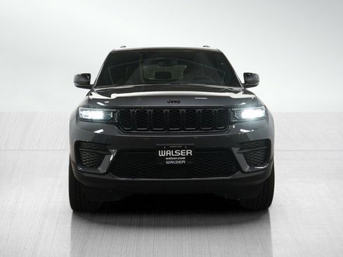 Used 2024 Jeep Grand Cherokee Altitude image 8