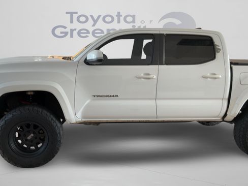 Used 2016 Toyota Tacoma TRD Sport AWD/4WD image 31