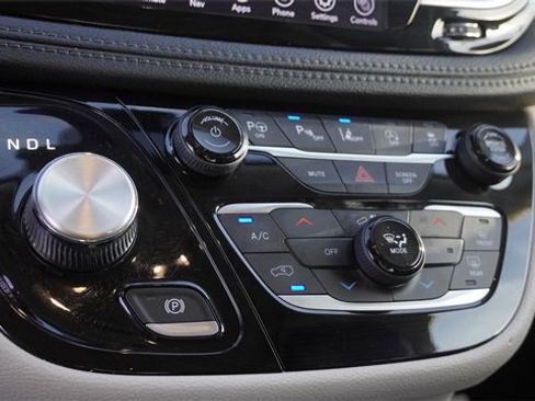 Used 2020 Chrysler Pacifica Limited w/ Tire & Wheel Group image 26