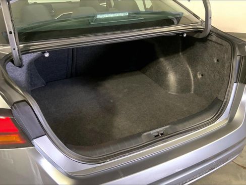 Used 2025 Nissan Altima 2.5 SV FWD image 4