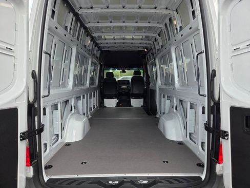 Used 2025 Mercedes-Benz Sprinter 2500 image 13