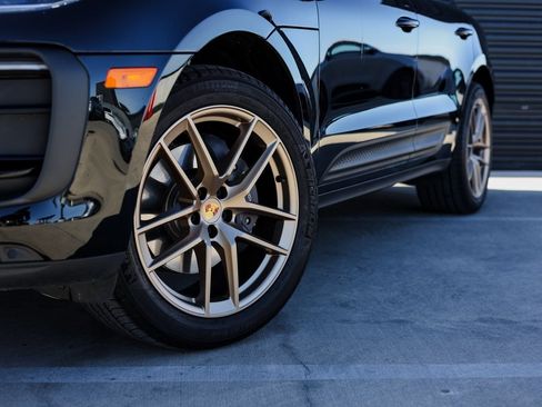 Used 2025 Porsche Macan AWD/4WD image 10