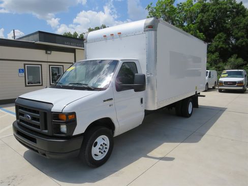 Used 2017 Ford E-350 and Econoline 350 Super Duty RWD image 3
