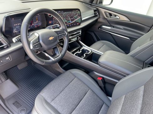 Certified 2025 Chevrolet Traverse LT w/ Sun and Wheel Package FWD image 4